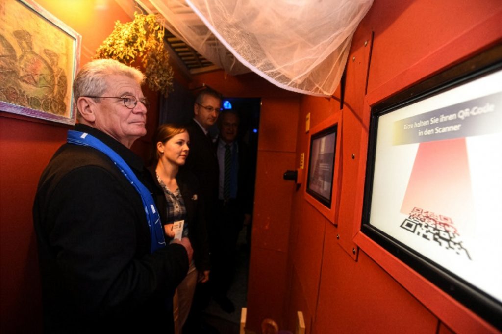 Federal President Joachim Gauck visiting our interactive exhibition "Refugees".